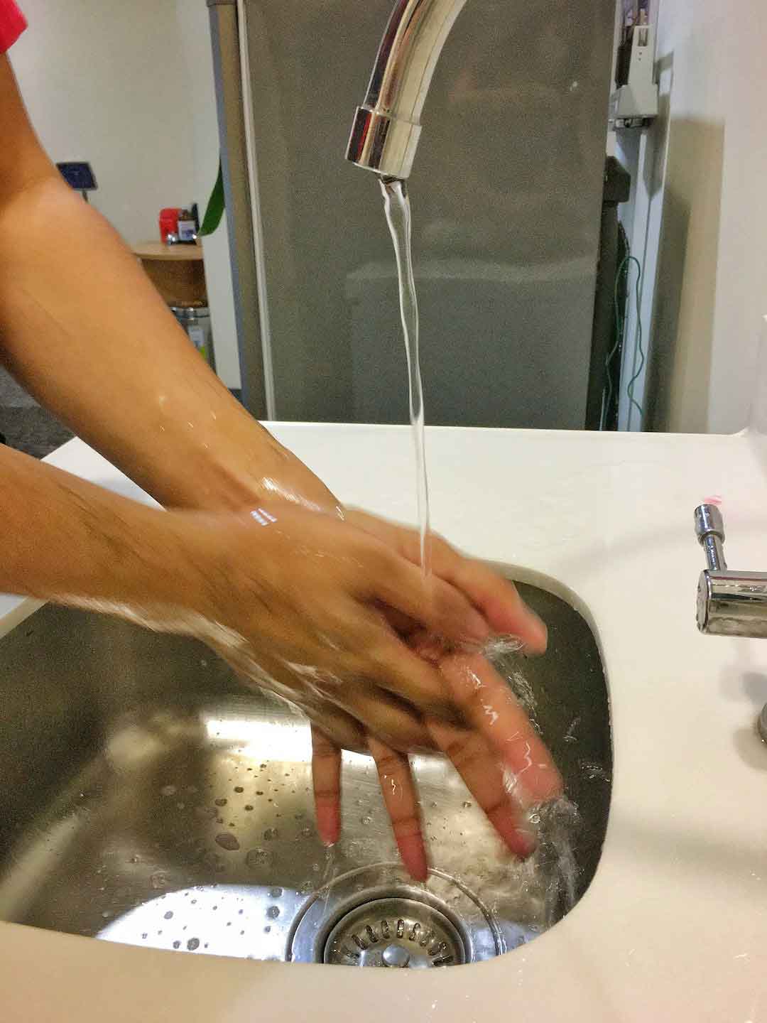 Hands cleaning a carbon MTB frame