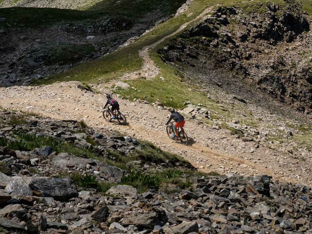 mountain_biker_on_rough_trail
